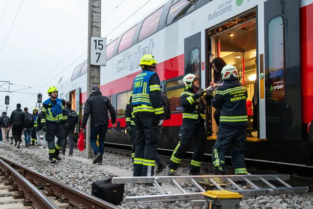 Rund 40 Fahrgäste mussten bei Sigmundsherberg evakuiert werden. | Foto: ffmoedling.at