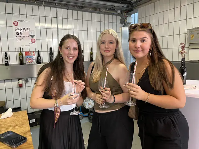 Neben den Weinen gab es auch immer wieder Cocktails zu verkosten und verschiedene kulinarische Angebote für den Hunger zwischendurch | Foto: Gesa Buzanich