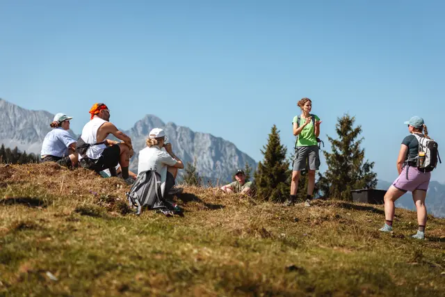 Die Plattform Komoot schulte Anfang August mehrere Content-Schaffende aus der Wander-, Traillauf- und Outdoorcommunity unter anderem zu verantwortungsvoller Tourenplanung. | Foto: komoot hike&learn26/Vanessa Blankenagel