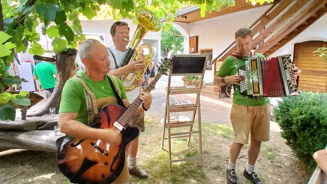 Für echte Volksmusik sorgten die Tiefenbacher Dorfmusikanten. | Foto: Josef Hofmüller