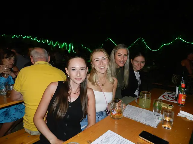 Laura Riedles, Jennifer Kiesling, Anika Halmschlager und Katia Riedles haben sich beim Waldfest gut unterhalten. | Foto: Heribert Punz