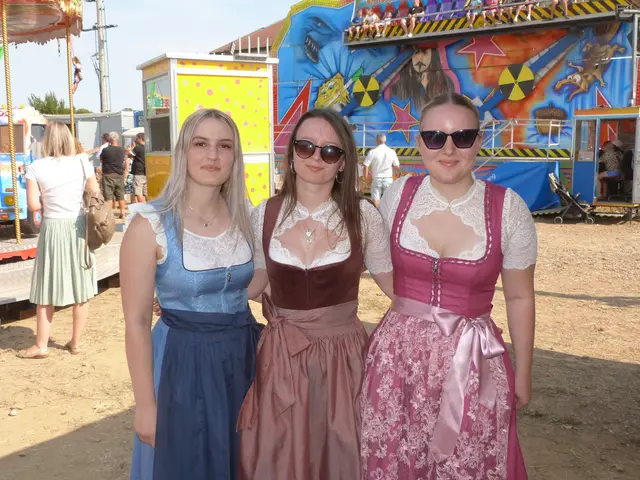 Michelle, Lena und Sophie kamen in ihrer schönsten Tracht und ließen sich den langersehnten Oberloisdorfer Burschenkirtag nicht entgehen! | Foto: Vanessa Wittmann