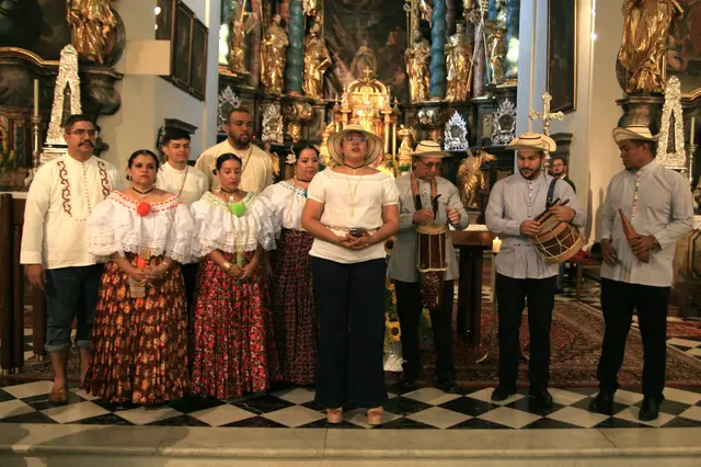 Die panamesische Gruppe bei ihrem Auftritt in der Pfarrkirche | Foto: Gerhard Langmann