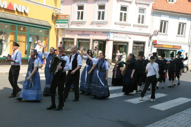 Fotoreporter und -reporterinnen sind überall gleich lästig | Foto: Gerhard Langmann