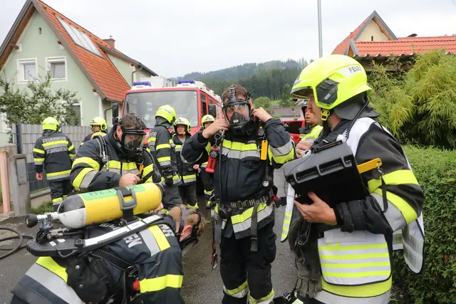 Die Feuerwehrleute legten schweren Atemschutz an.