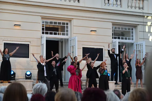 Eröffnung mit Circle of Life aus König der Löwen, Drew Sarich, Ana Milva Gomes, Maya Hakvoort, Moritz Mausser, Chor und Tanzensemble. | Foto: Mirjam Preineder