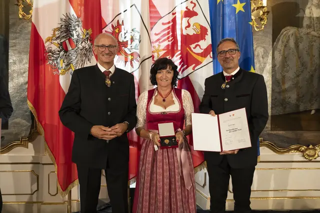 Andrea Ager aus Wörgl (Bezirk Kufstein) wurde für ihre Verdienste um das Gesundheitswesen, das Gemeinwohl und die Interessenvertretung mit dem Verdienstkreuz ausgezeichnet. | Foto: Land Tirol/Sedlak