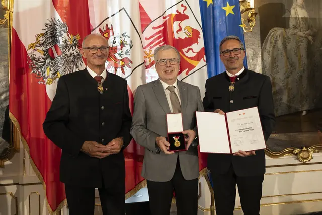 Peter Huemer aus Absam (Bezirk Innsbruck-Land) wurde für seine Verdienste um die Naturwissenschaften, insbesondere um die Schmetterlingsforschung mit der Verdienstmedaille ausgezeichnet. | Foto: Land Tirol/Sedlak