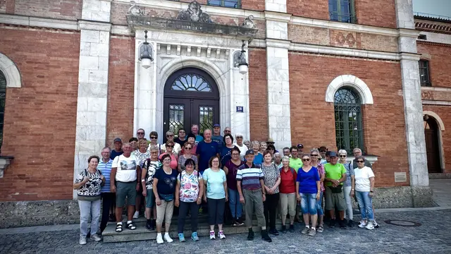 Vor dem echten Kommissariat der „Rosenheim-Cops“ durfte das obligatorische Gruppenfoto natürlich nicht fehlen. 