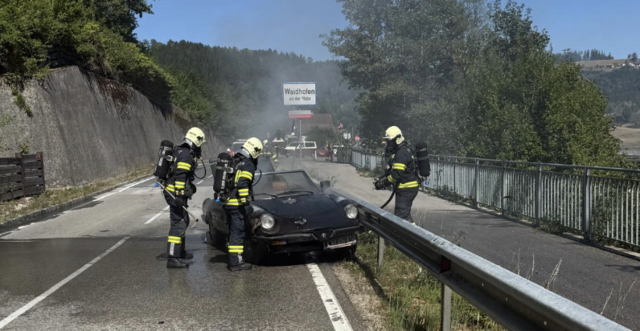 Ein brennender Oldtimer sorgte auf der B31 in Waidhofen/Ybbs für einen heiklen Feuerwehreinsatz. | Foto: Bfkdo Amstetten / FF Waidhofen-Wirts