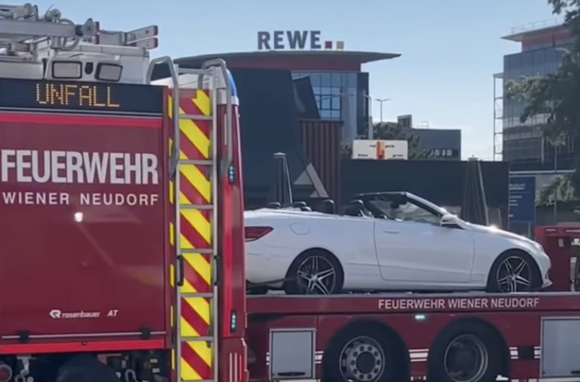 Die Einsatzkräfte mussten das Auto, das nach dem Zusammenstoß im Gastgarten zum Stillstand gekommen war, aus dem Bereich entfernen. | Foto: Feuerwehr
