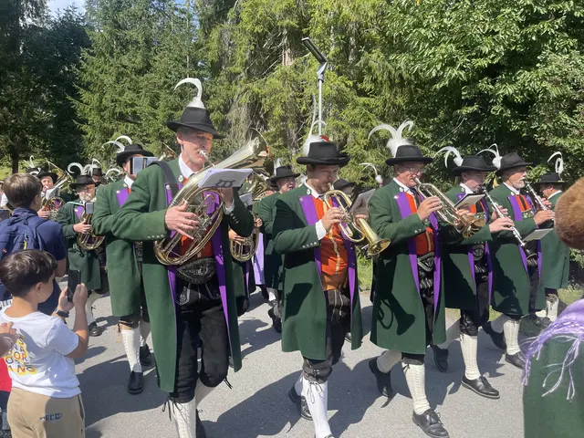 Die Musikkapelle Seefeld beim festlichen Einzug zum Bezirksmusikfest. | Foto: MeinBezirk/Rebeiz