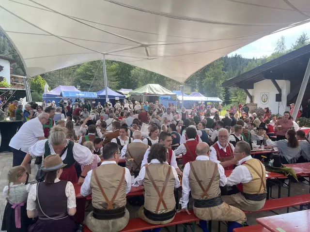 Bestens besucht: Zahlreiche Gäste feierten gemeinsam mit den Kapellen einen stimmungsvollen Festtag. | Foto: MeinBezirk/Rebeiz