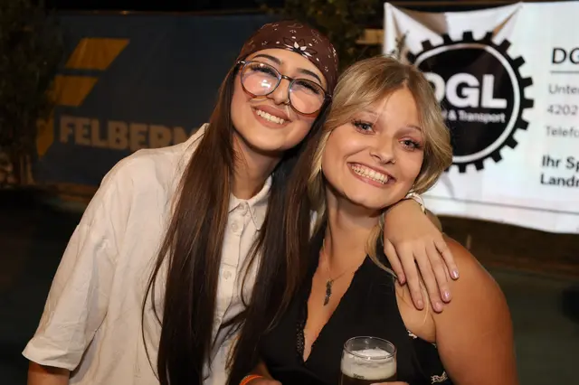 Özge und Hanna kennen sich schon lange und gehen oft zusammen auf Partys. | Foto: Markus Bäumler/zema-medien.de