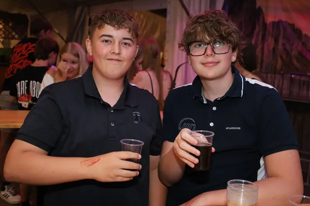 Nico und Simon trinken zusammen auf einen gemeinsamen Partyabend. | Foto: Markus Bäumler/zema-medien.de