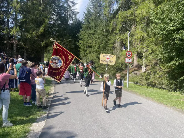 Beim Einzug der Kapellen zeigte sich die Sonne noch einmal von ihrer besten Seite. | Foto: MeinBezirk/Rebeiz