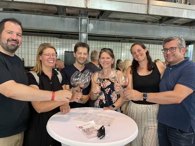 Viele Einheimische konnten sich über Besuch freuen anlässlich der Weinkost | Foto: Gesa Buzanich