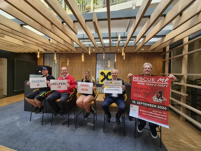 Foto (v.l.): Lukas Danecek (Rotes Kreuz),  Rotkreuz-Bezirksstellenleiter Mag. Thomas Hasenberger, Nathalie Karas (Rotes Kreuz), Raiffeisen-Geschäftsleiter Dir. Mag. (FH) Günther Harold und Rotkreuz-Geschäftsführer Wolfgang Antos, | Foto: RKNÖ