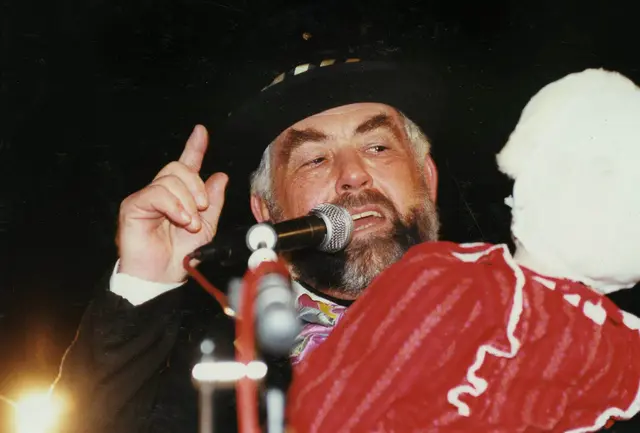 Helmut als Fasnachtsobmann mit dem Naz in der Fasnacht 1995. | Foto: MG Telfs