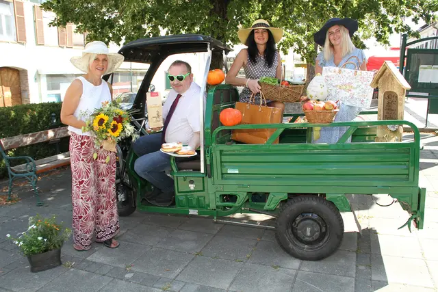 Auch Hildegard, Veronika und Nina fahren voll auf das Erntefest der Hobbykünstler ab. Herbert Sommer am Steuer zieht die organisatorischen Fäden. | Foto: Josef Fürbass