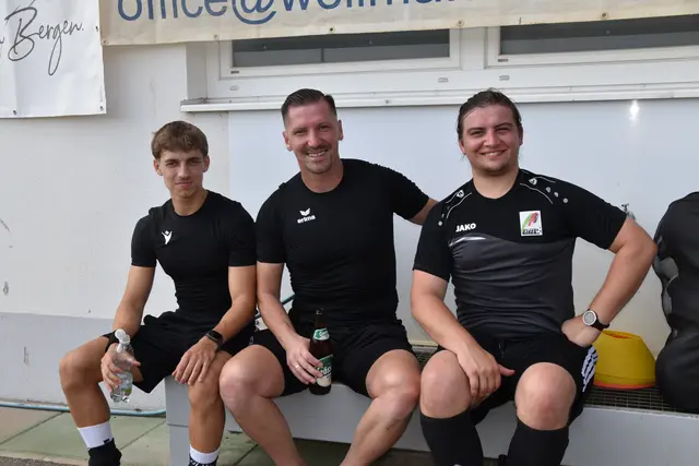 Schiedsrichter-Trio zeigte sich nach dem Hitzeauftritt entspannt: Edin Cenanovic, Dalibor Popovic, Dominik Riegelnegg | Foto: MeinBezirk/Michael Strini