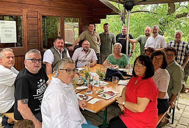 Die Gäste - Hans Meißl, Rudi und Alexandra Hutterer, Andrea Meißl, Christine Kohzina, Gabi Ullmann, Bernadette Huber, Lisi Nekam, Oberschützenmeister Josef Kohzina vom Schützenverein-Mistelbach, Herbert Ullmann vom Jagdhundeprüfungsverein-Mistelbach, dahinter vom Organisationsteam die Waidkameraden Peter Fenz, Franz Kastner jun., Stefan Fenz, Manuel Zott, Wolfgang Kastner und Hegeringleiter/Jagdleiter Reinhard Lehner.
 | Foto: JG Staatz