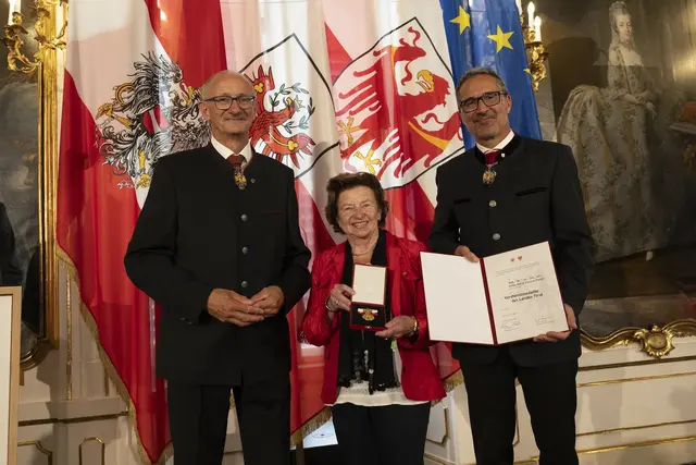 Anna-Maria Zatura-Rieser aus Aurach bei Kitzbühel (Bezirk Kitzbühel) wurde für ihre Verdienste um den Österreichischen Verband gemeinnütziger Bauvereinigungen mit der Verdienstmedaille ausgezeichnet. | Foto: Land Tirol/Sedlak
