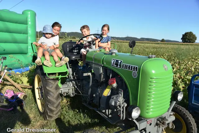 Die Kinder konnten sich auf den 15 Steyr Traktor von Markus Scharler setzen.  | Foto: Gerald Dreisieber