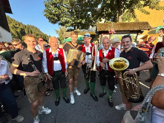 Die Jungen Aufbradler mit den legendären Stoakoglern | Foto: MeinBezirk/Helmut Riedl