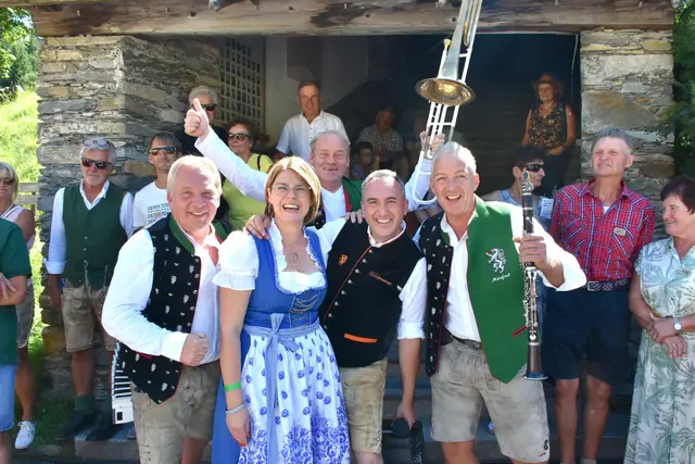 Gute Laune bei den Edlseern und Harry Willingshofer von den Hafendorfern, mit seiner Sylvia. | Foto: MeinBezirk/Helmut Riedl