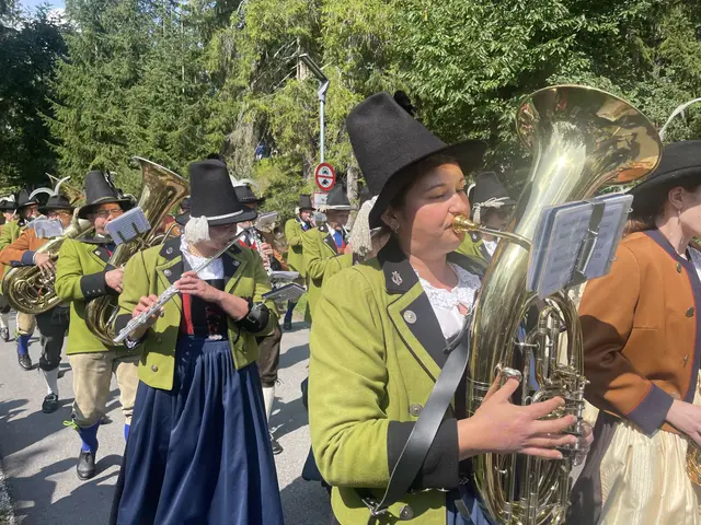 Die Musikkapelle Scharnitz und Reith beim festlichen Einzug zum Bezirksmusikfest. | Foto: MeinBezirk/Rebeiz