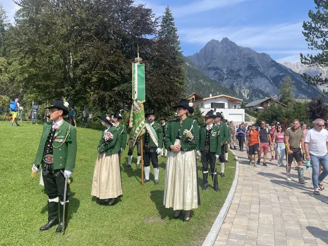 Auch die Leutascher Schützen waren beim festlichen Einzug des Bezirksmusikfestes mit dabei. | Foto: MeinBezirk/Rebeiz