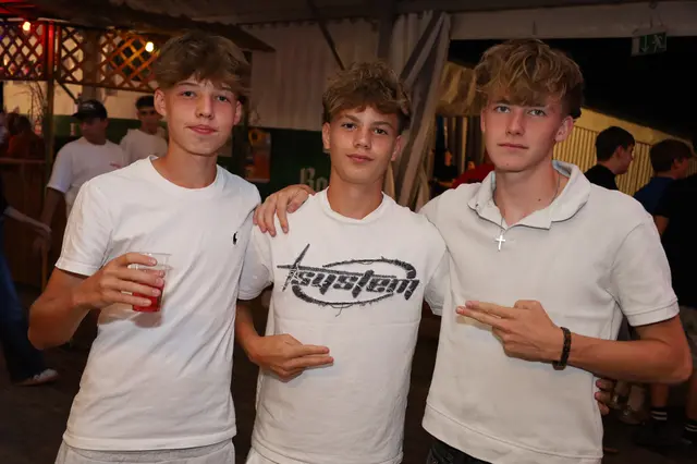 Bastian, Maxi und Elias gingen alle drei in weiss zur Matzinger Zeltparty. | Foto: Markus Bäumler/zema-medien.de