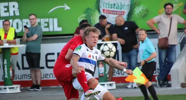 Hart bedrängt: Ex-Freistadt-Spieler Fabian Hennerbichler im Dress der SPG Bad Leonfelden/Schenkenfelden 1b. | Foto: Union Bad Leonfelden