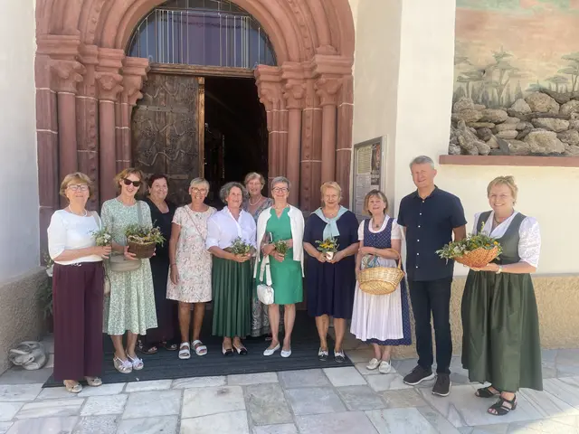 Frauen der Katholischen Frauenbewegung mit Dechant Zoltan Papp und der neuen Obfrau Margarethe Stadtmann (5. von links) vor der Stadtpfarrkirche St. Magdalena in Völkermarkt | Foto: Privat