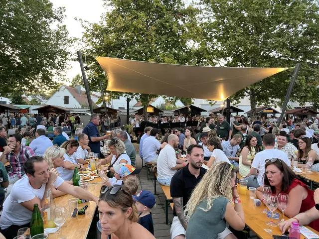 Abends ging die Party bei zünftiger Musik am Schwanaplatz weiter | Foto: Gesa Buzanich