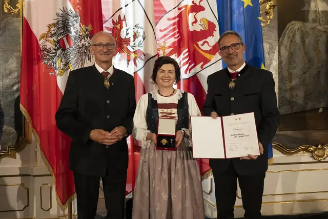 Regina Norz aus Thaur (Bezirk Innsbruck-Land) wurde für ihre Verdienste um die Tiroler Landwirtschaft, insbesondere um die Gründung der „Bauernkiste“ und um den österreichischen Branchenverband „Obst und Gemüse“ mit dem Verdienstkreuz ausgezeichnet. | Foto: Land Tirol/Sedlak