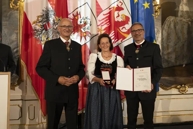 Alfreda Sturm aus Lechaschau (Bezirk Reutte) wurde für ihre Verdienste um das Sozialwesen und die Pflege mit der Verdienstmedaille ausgezeichnet. | Foto: Land Tirol/Sedlak