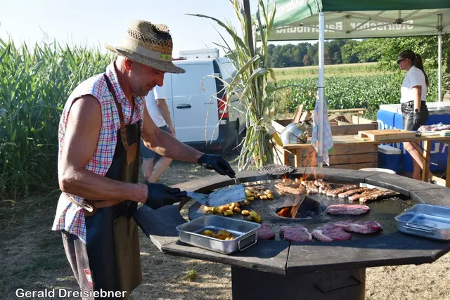 Hannes Hütter beim Grillen. | Foto: Gerald Dreisieber