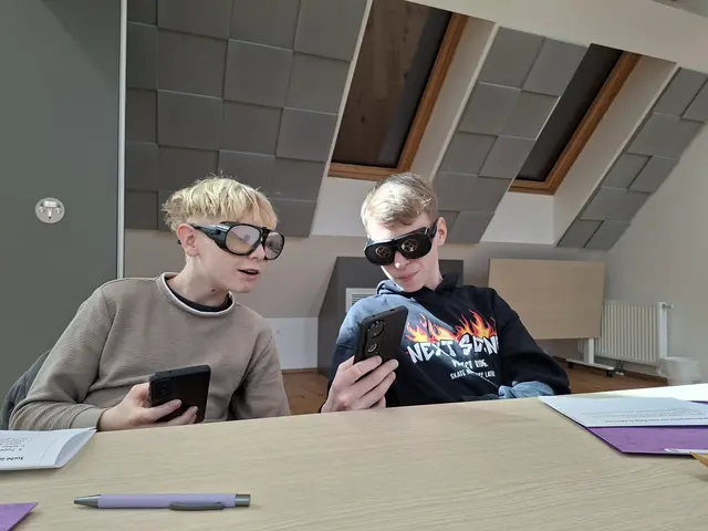 Als Digi-Guides unterstützen Jugendliche ältere Menschen bei Fragen rund um Smartphone, Apps und Internet. | Foto: LOGO jugendmanagement gemeinnützige gmbh
