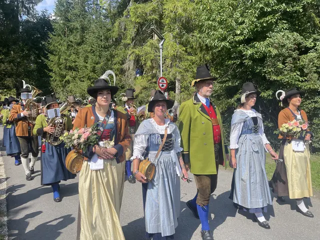Die Musikkapelle Scharnitz und Reith beim festlichen Einzug zum Bezirksmusikfest. | Foto: MeinBezirk/Rebeiz