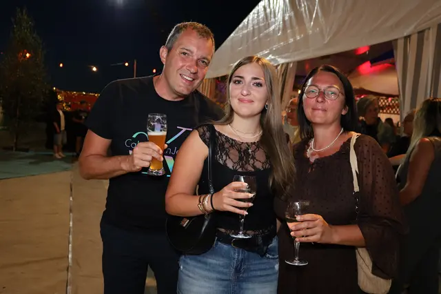 Familie Moser trinkt auf einen gemeinsamen Zeltfestabend. | Foto: Markus Bäumler/zema-medien.de