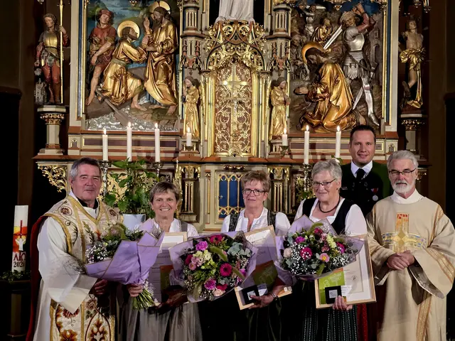 Pfarrer Werner Seifert, Martha Eiterer, Ingrid Schranz, Annemarie Venier, Bgm. Matthias Schranz, Diakon Karl Gatt bei der Verleihung der Diözesanen Verdienstzeichen. | Foto: Gemeinde Kauns