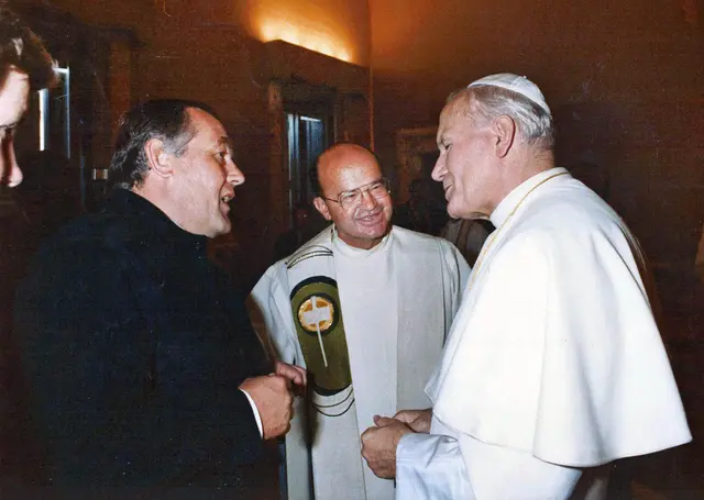 „Du kannst nur ein guter Bürgermeister sein, wenn du deine Gemeinde als Nabel der Welt empfindest.“ – sagte Helmut Kopp einmal, auf dem Foto zusammen mit Dekan Franz Saurer bei der Papstaudienz 1984. | Foto: MG Telfs