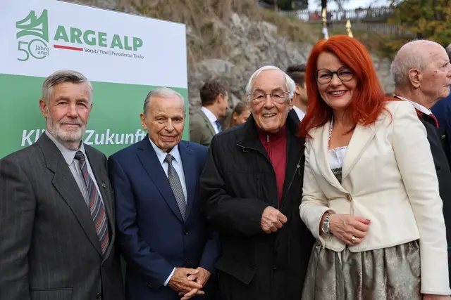 Festakt 25 Jahre 50 Jahre ARGE ALP und 25 Jahre Friedensglocke. Helmut Kopp mit den Ehrenbürgern Peter Larcher und Arthur Thöni sowie LR Cornelia Hagele. | Foto: MG Telfs
