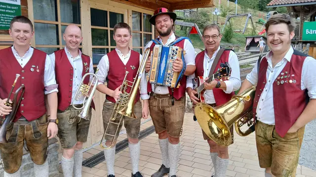 Die Franzlgruber Tanzlmusi sorgte mit weiteren Musikantinnen und Musikanten für beste Frühschoppenstimmung. | Foto: Josef Hofmüller