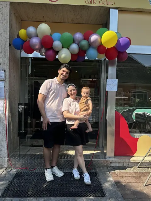Leandro und Jheniffer Dagostin freuen sich gemeinsam mit Baby Augusto über die gelungene Eröffnung ihres Eisgeschäfts "Schneemann" in St. Paul. | Foto: Pia Lorenz