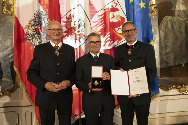 Franz Hopfgartner aus Hopfgarten i.D. (Bezirk Lienz) wurde für seine Verdienste um die kommunale Infrastruktur und die regionale Sicherheit im Defereggental mit dem Verdienstkreuz ausgezeichnet. | Foto: Land Tirol/Sedlak
