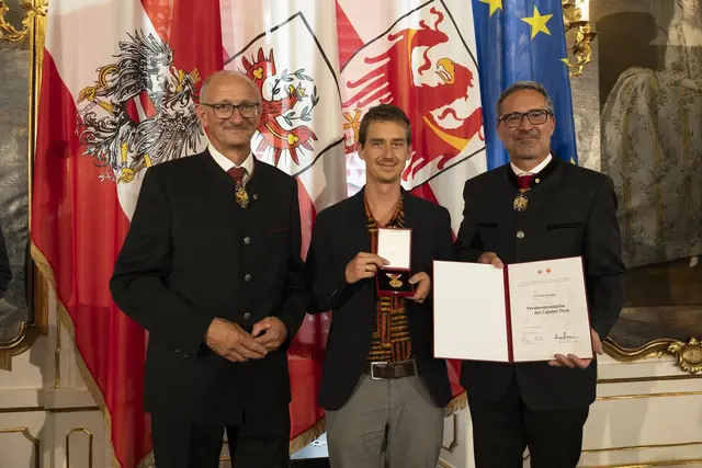 Thomas Knapp aus Schwaz (Bezirk Schwaz) wurde für seine Verdienste um das Ehrenamt und die Inklusion mit der Verdienstmedaille ausgezeichnet. | Foto: Land Tirol/Sedlak