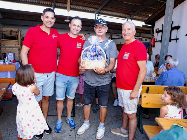 Erster Preis bei der Verlosung: Landtagsabgeordneter Stadtrat Christian Dax, Stadtrat Marc Seper, Urgestein Ewald Horvath und Vizebürgermeister Michael Leitgeb | Foto: SPÖ Oberwart